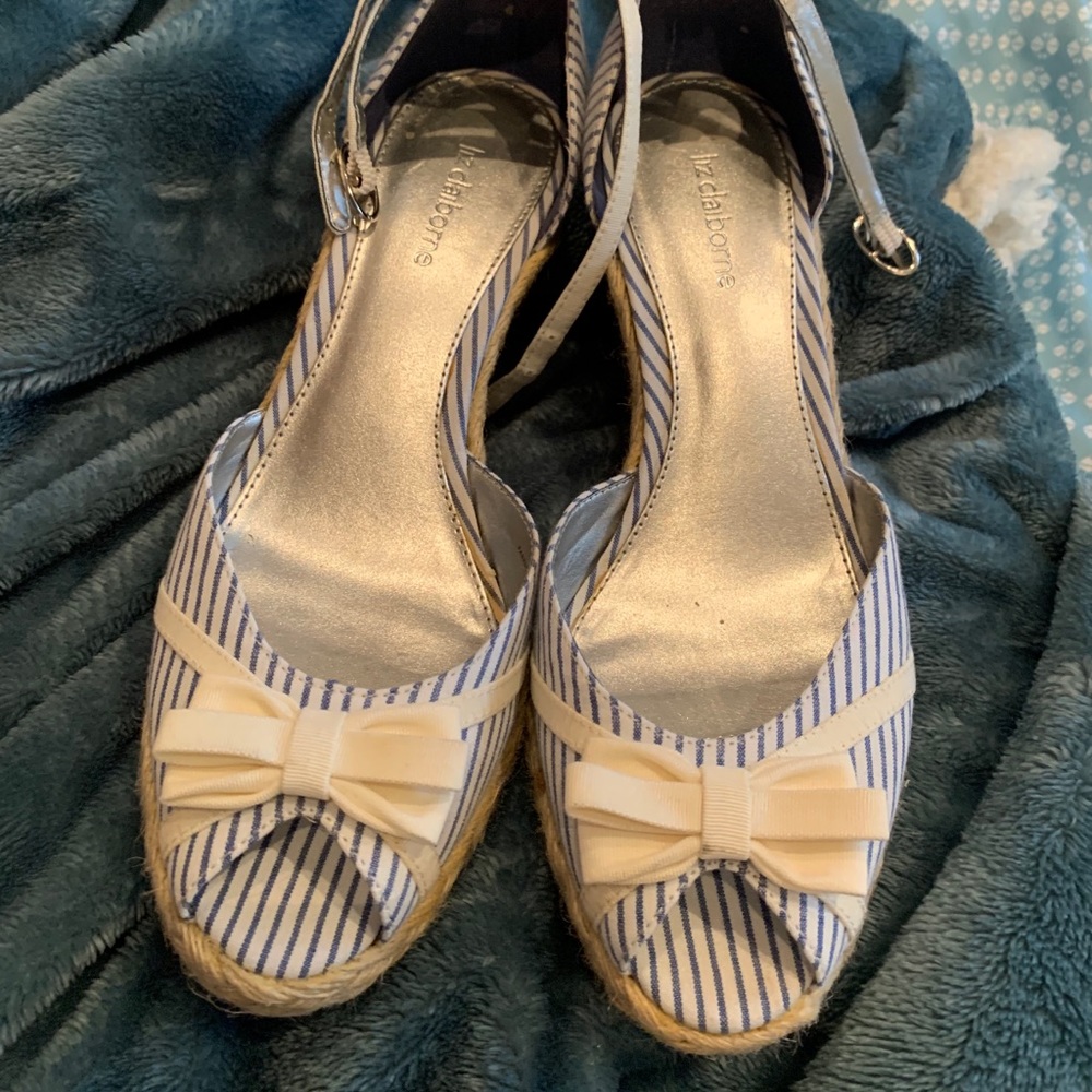 Liz Clairborne low pinstripe wedge with bow size 8